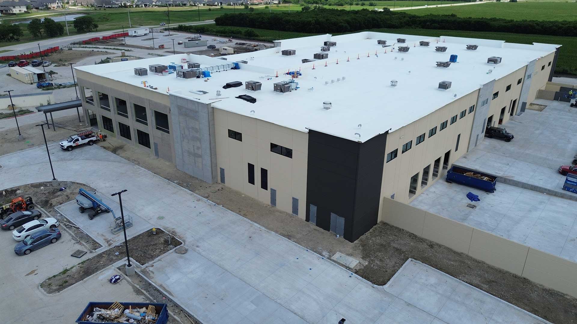 In February, the project reached a major milestone with the installation of the first concrete wall panels, officially beginning vertical construction. For the first time, the building’s full outline is visible on site, marking a significant step forward after more than ten years of faithful service in the DFW area. Construction remains on track, with steady progress across key areas of the facility.