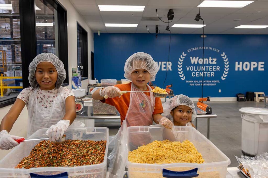 Kids make a tremendous impact at Children’s Hunger Fund! In June alone, kids spent 800 hours volunteering at our Sylmar Volunteer Center.
